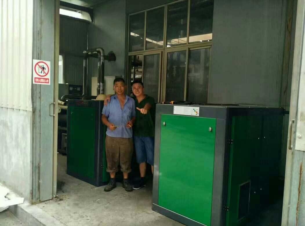 薩震員工與客戶合影